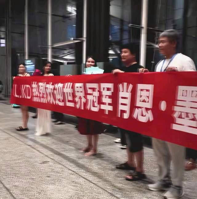 包含友谊赛事聚焦热点，吸引海内外球迷围观的词条