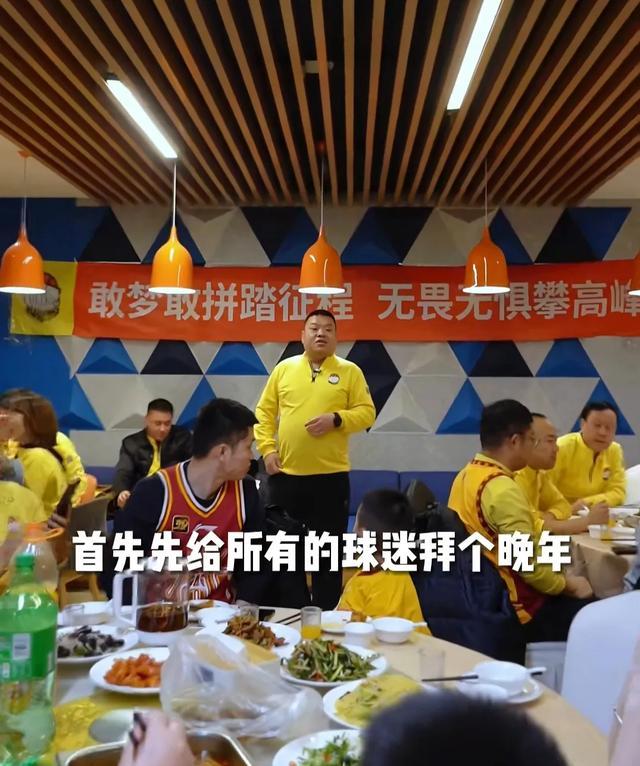 开云体育在线直播-关于篮球明星街头赛事精彩开打，球迷热情高涨的信息